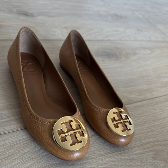 Tory Burch Tan Leather Loafers with Gold Medallion - Picture 1 of 4